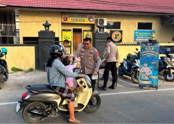 Polres Kotawaringin Timur (Kotim) kembali melaksanakan kegiatan Jumat Berkah dengan membagikan nasi kotak kepada warga yang membutuhkan, Jumat (24/7/2026).