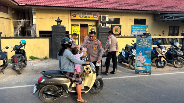 Polres Kotawaringin Timur (Kotim) kembali melaksanakan kegiatan Jumat Berkah dengan membagikan nasi kotak kepada warga yang membutuhkan, Jumat (24/7/2026).