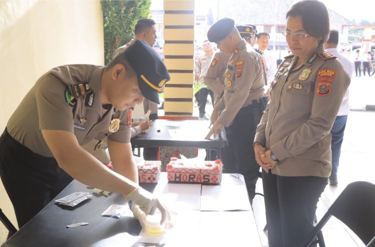pelaksanaan tes urine mendadak terhadap seluruh personel, Senin (27/7/2026) pagi. Langkah ini menjadi bentuk nyata komitmen internal dalam memerangi narkotika yang dimulai dari tubuh Polri sendiri.