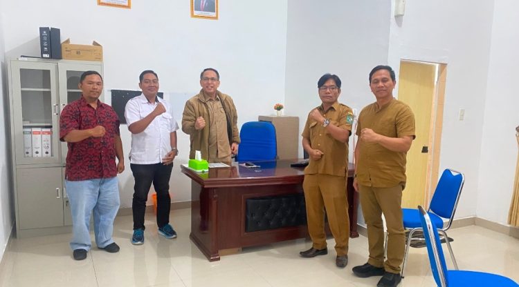 Kongres Pemberantasan Korupsi Manipulatif Rakyat Indonesia (KPKM RI) melaksanakan audiensi dengan Dinas Pendidikan Kabupaten Simalungun dan Musyawarah Kerja Kepala Sekolah (MKKS) SMP Kabupaten Simalungun guna memaparkan rencana pelaksanaan Lomba Cerdas Cermat (LCC) KPKM RI Tingkat SMP se-Kabupaten Simalungun Tahun 2026