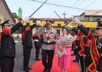 Secara simbolis kedatangan pejabat baru Kapolres Purbalingga ditandai dengan tradisi pedang pora dan apel di halaman Mapolres Purbalingga, Jumat (31/7/2026). Kegiatan diikuti oleh pejabat utama polres, para kapolsek dan dihadiri seluruh anggota Polri dan PNS Polres Purbalingga.