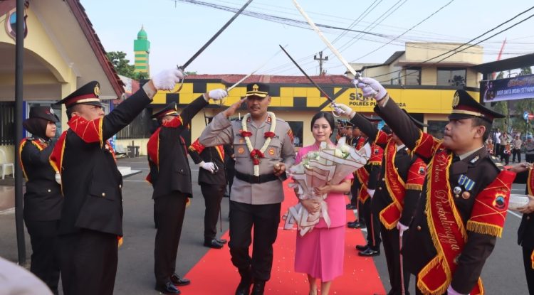Secara simbolis kedatangan pejabat baru Kapolres Purbalingga ditandai dengan tradisi pedang pora dan apel di halaman Mapolres Purbalingga, Jumat (31/7/2026). Kegiatan diikuti oleh pejabat utama polres, para kapolsek dan dihadiri seluruh anggota Polri dan PNS Polres Purbalingga.