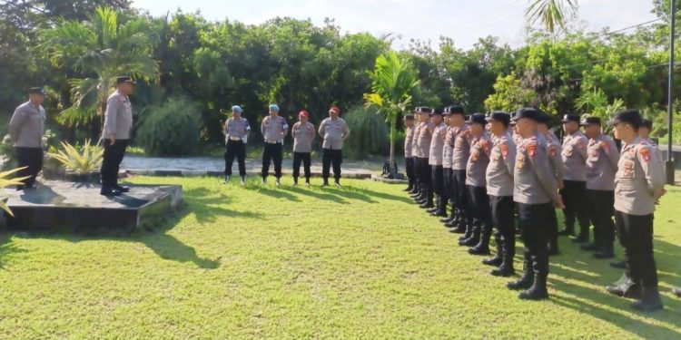 Kapolsek Sabangau Iptu Agung Setiyanto menerima sekaligus memberikan arahan kepada peserta Pendidikan Pengembangan Spesialisasi (Dikbangpes) Bintara Dasar Fungsi Teknis (FT) Binmas Gelombang III Tahun Anggaran 2026 SPN Polda Kalteng yang melaksanakan praktik belajar luar di wilayah Kelurahan Kalampangan, Kecamatan Sabangau.