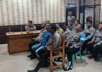 Personel Polsek Pahandut mengikuti kegiatan Hoegeng Awards Tahun 2026 secara virtual melalui Zoom Meeting dan YouTube sebagai bentuk dukungan terhadap program pembinaan personel Polri yang berintegritas dan berprestasi.
