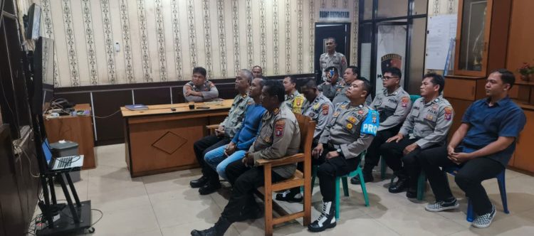 Personel Polsek Pahandut mengikuti kegiatan Hoegeng Awards Tahun 2026 secara virtual melalui Zoom Meeting dan YouTube sebagai bentuk dukungan terhadap program pembinaan personel Polri yang berintegritas dan berprestasi.