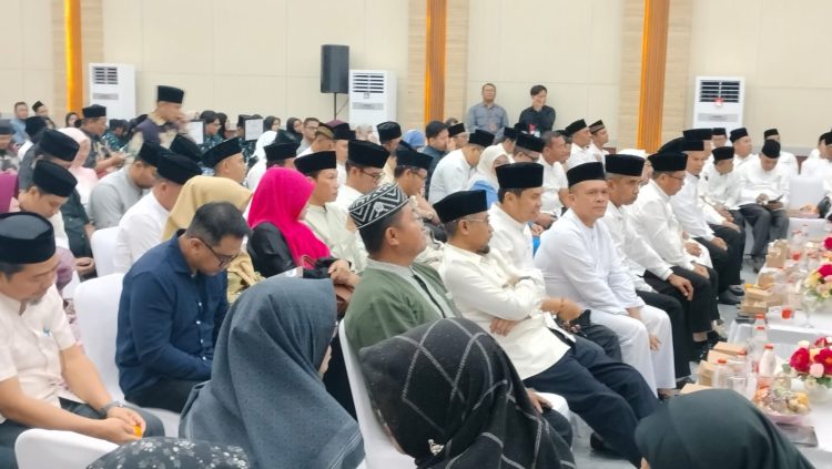 Personel Bag SDM Polresta Palangka Raya menghadiri pembukaan Musabaqah Tilawatil Qur'an dan Hadits (MTQH) XLV Tingkat Kota Palangka Raya Tahun 2026 sebagai bentuk dukungan terhadap penyelenggaraan syiar Islam dan pembinaan generasi Qurani.