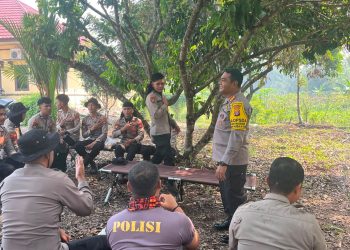 Direktur Samapta Polda Kalimantan Tengah, Kombes Pol Viddy Dasmasela, turun langsung memberikan motivasi dan dukungan moril kepada personel yang bertugas memadamkan kebakaran hutan dan lahan (karhutla) di kawasan Sebangau, Sabtu (1/8/2026).