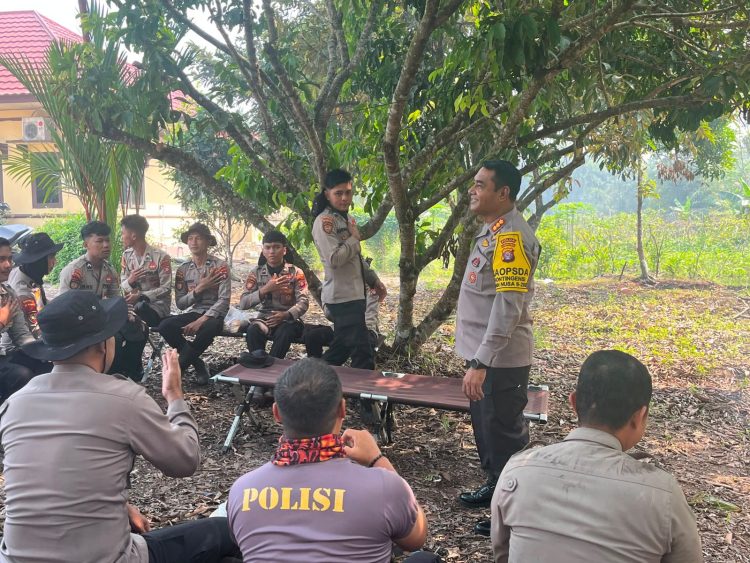 Direktur Samapta Polda Kalimantan Tengah, Kombes Pol Viddy Dasmasela, turun langsung memberikan motivasi dan dukungan moril kepada personel yang bertugas memadamkan kebakaran hutan dan lahan (karhutla) di kawasan Sebangau, Sabtu (1/8/2026).