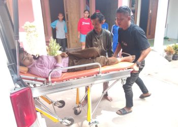 Pasien di dorong ke mobil ambulance bersama-sama
