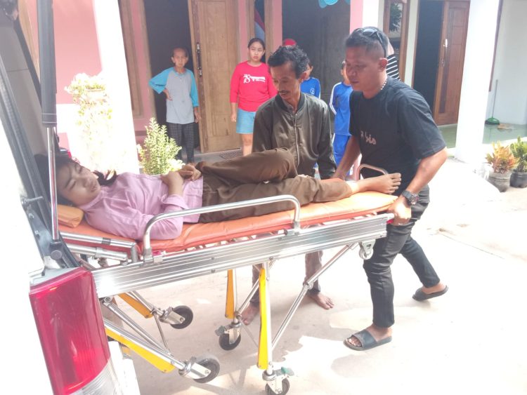 Pasien di dorong ke mobil ambulance bersama-sama