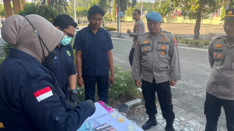Salah satu upayanya yakni dengan melakukan tes urine terhadap personel, yang kali ini pada Hari Selasa (4/8/2026) pagi di depan ruang Sipropam Polresta Palangka Raya, Jalan Tjilik Riwut Km. 3,5, Kota Palangka Raya, Kalimantan Tengah.