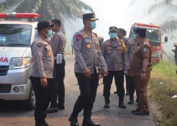 Kapolda Kalimantan Tengah Irjen Pol Iwan Kurniawan meninjau langsung penanganan kebakaran hutan dan lahan (karhutla) di wilayah Sampit, Kabupaten Kotawaringin Timur, sekaligus memantau kondisi dari udara untuk memastikan langkah penanganan berjalan efektif.