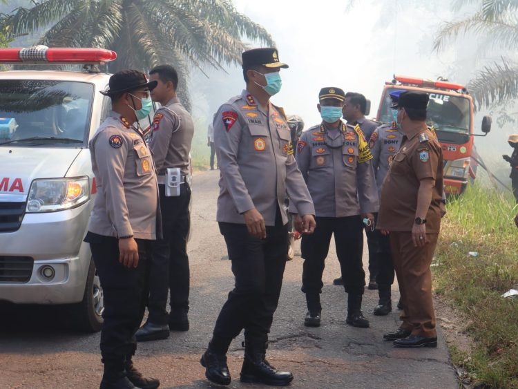 Kapolda Kalimantan Tengah Irjen Pol Iwan Kurniawan meninjau langsung penanganan kebakaran hutan dan lahan (karhutla) di wilayah Sampit, Kabupaten Kotawaringin Timur, sekaligus memantau kondisi dari udara untuk memastikan langkah penanganan berjalan efektif.