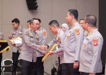 Penghargaan diserahkan langsung oleh Kapolda Sumatera Selatan Irjen Pol. Dr. Sandi Nugroho, S.I.K., S.H., M.Hum., didampingi Karo Lemtala Stamarena Polri Brigjen Pol. Dra. A.A. Sagung Dian Kartini pada kegiatan Bimbingan Teknis Inovasi Pelayanan Publik yang berlangsung di Ballroom Hotel The Zuri Palembang, Rabu (5/8/2026)