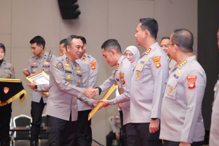 Penghargaan diserahkan langsung oleh Kapolda Sumatera Selatan Irjen Pol. Dr. Sandi Nugroho, S.I.K., S.H., M.Hum., didampingi Karo Lemtala Stamarena Polri Brigjen Pol. Dra. A.A. Sagung Dian Kartini pada kegiatan Bimbingan Teknis Inovasi Pelayanan Publik yang berlangsung di Ballroom Hotel The Zuri Palembang, Rabu (5/8/2026)