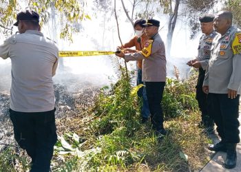 Personel Polsek Sabangau bersama personel TNI, Dit Samapta Polda Kalteng, Masyarakat Peduli Api (MPA) dan Tim Serbu Api Kelurahan (TSAK) melaksanakan pengecekan titik hotspot di wilayah Kelurahan Kalampangan, Kecamatan Sabangau.