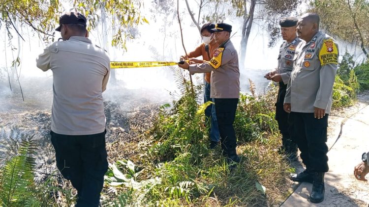 Personel Polsek Sabangau bersama personel TNI, Dit Samapta Polda Kalteng, Masyarakat Peduli Api (MPA) dan Tim Serbu Api Kelurahan (TSAK) melaksanakan pengecekan titik hotspot di wilayah Kelurahan Kalampangan, Kecamatan Sabangau.