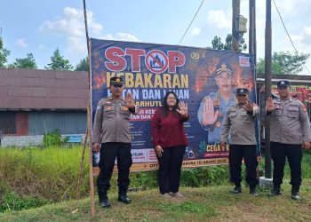 Personel Operasi Bina Karuna Telabang 2026 Polresta Palangka Raya memasang spanduk imbauan pencegahan kebakaran hutan dan lahan (karhutla) di sejumlah lokasi strategis sebagai langkah meningkatkan kesadaran masyarakat.