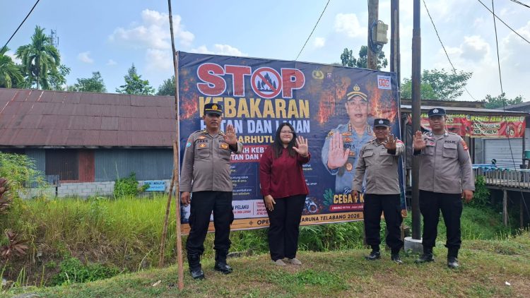 Personel Operasi Bina Karuna Telabang 2026 Polresta Palangka Raya memasang spanduk imbauan pencegahan kebakaran hutan dan lahan (karhutla) di sejumlah lokasi strategis sebagai langkah meningkatkan kesadaran masyarakat.