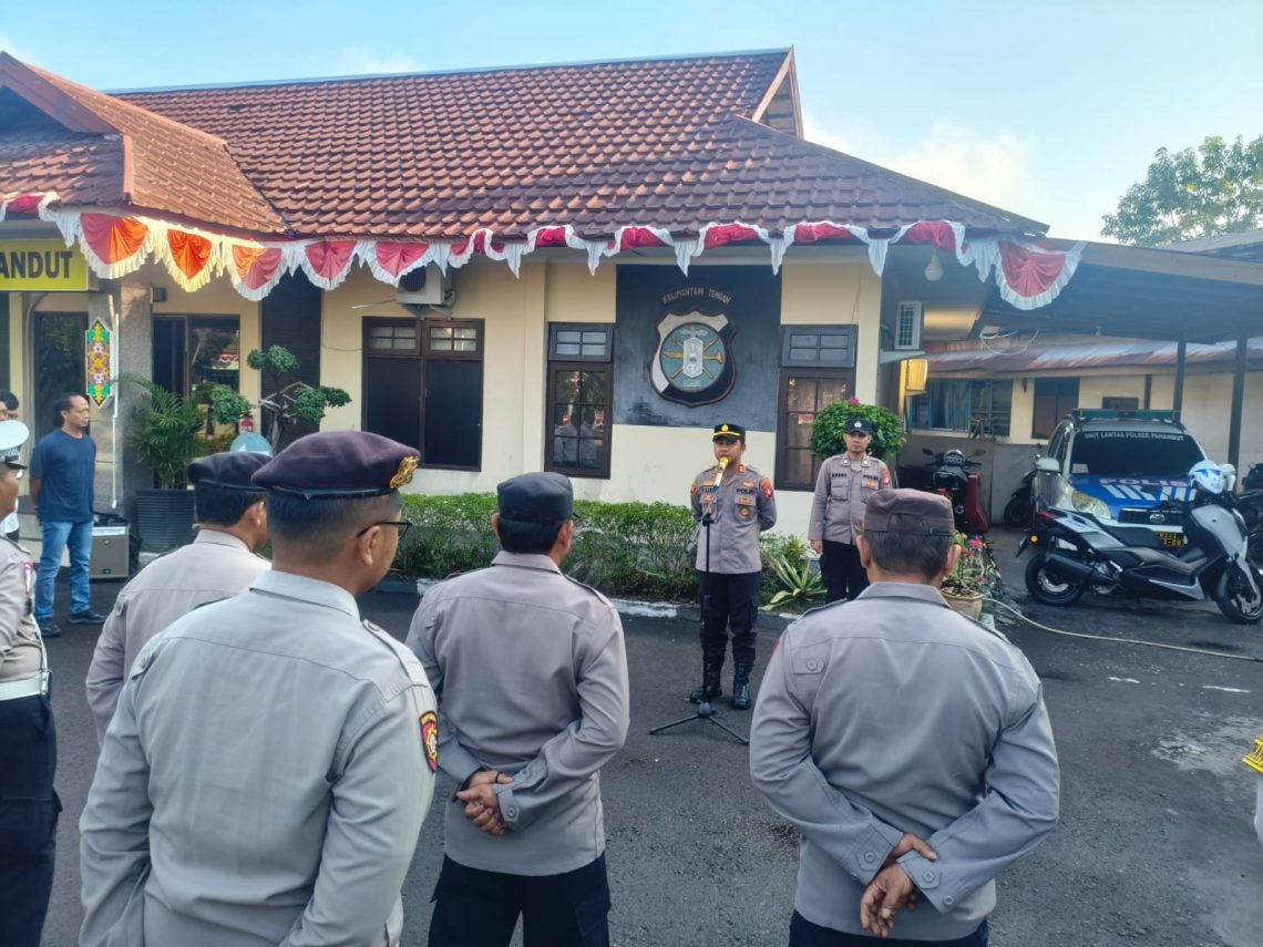 Kapolsek Pahandut AKP Iyudi Hartanto memimpin apel pagi di Mako Polsek Pahandut sebagai sarana penyampaian arahan kepada seluruh personel sebelum melaksanakan tugas.