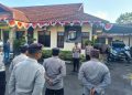 Kapolsek Pahandut AKP Iyudi Hartanto memimpin apel pagi di Mako Polsek Pahandut sebagai sarana penyampaian arahan kepada seluruh personel sebelum melaksanakan tugas.