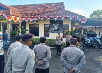 Kapolsek Pahandut AKP Iyudi Hartanto memimpin apel pagi di Mako Polsek Pahandut sebagai sarana penyampaian arahan kepada seluruh personel sebelum melaksanakan tugas.