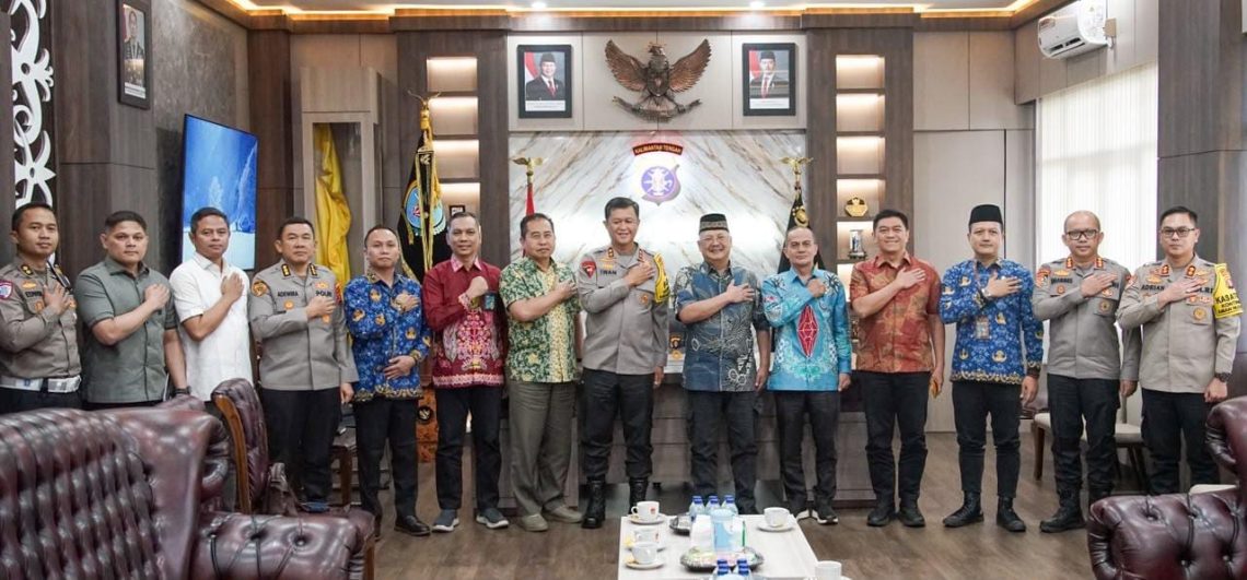 Penguatan tersebut dibahas dalam pertemuan strategis Tim Asistensi Pusat Studi Kepolisian STIK-PTIK Lemdiklat Polri yang terdiri atas Komjen Pol. Prof. Dr. Chryshnanda Dwilaksana, M.Si., Irjen Pol. Dr. Susilo Teguh Raharjo, M.Si., dan Irjen Pol. Dr. Barito Mulyo Ratmono, M.Si., bersama Kapolda Kalimantan Tengah Irjen Pol. Iwan Kurniawan, S.I.K., M.Si., didampingi Wakapolda Brigjen Pol. Drs. Yosi Muhammartha, serta jajaran Universitas Palangka Raya yang dihadiri Prof. Bayu Rama selaku Dekan Fakultas Ilmu Sosial dan Ilmu Politik, Dr. Ir. Herry, M.P. selaku Kepala Lembaga Penelitian dan Pengabdian kepada Masyarakat (LPPM), Dr. Fransisco, S.H., LL.M. selaku Ketua Pusat Studi Kepolisian Universitas Palangka Raya, dan Andika Wijaya, S.H., M.H. selaku Wakil Dekan II Bidang Umum dan Keuangan Fakultas Hukum.