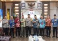 Penguatan tersebut dibahas dalam pertemuan strategis Tim Asistensi Pusat Studi Kepolisian STIK-PTIK Lemdiklat Polri yang terdiri atas Komjen Pol. Prof. Dr. Chryshnanda Dwilaksana, M.Si., Irjen Pol. Dr. Susilo Teguh Raharjo, M.Si., dan Irjen Pol. Dr. Barito Mulyo Ratmono, M.Si., bersama Kapolda Kalimantan Tengah Irjen Pol. Iwan Kurniawan, S.I.K., M.Si., didampingi Wakapolda Brigjen Pol. Drs. Yosi Muhammartha, serta jajaran Universitas Palangka Raya yang dihadiri Prof. Bayu Rama selaku Dekan Fakultas Ilmu Sosial dan Ilmu Politik, Dr. Ir. Herry, M.P. selaku Kepala Lembaga Penelitian dan Pengabdian kepada Masyarakat (LPPM), Dr. Fransisco, S.H., LL.M. selaku Ketua Pusat Studi Kepolisian Universitas Palangka Raya, dan Andika Wijaya, S.H., M.H. selaku Wakil Dekan II Bidang Umum dan Keuangan Fakultas Hukum.
