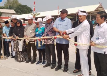 Bersama - sama Bupati dan Forkompinda Melakukan Peguntingan Pita Tanda Diresmikannya Pasar Hewan Jonggol.