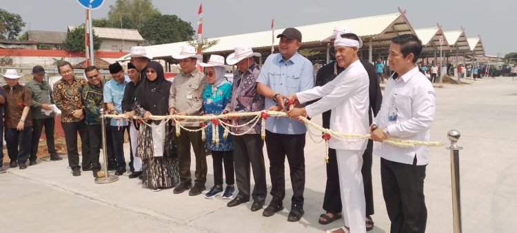 Bersama - sama Bupati dan Forkompinda Melakukan Peguntingan Pita Tanda Diresmikannya Pasar Hewan Jonggol.