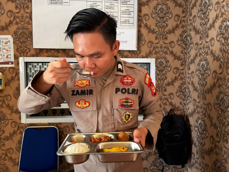 Seksi Kedokteran dan Kesehatan (Sidokkes) Polres Ogan Ilir melaksanakan kegiatan Food Security terhadap makanan Program Makan Bergizi Gratis (MBG) yang diproduksi oleh Satuan Pelayanan Pemenuhan Gizi (SPPG) Polres Ogan Ilir, Kamis (06/08/2026) mulai pukul 07.00 WIB di Klinik Polres Ogan Ilir.