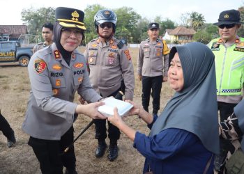 Kapolres Ogan Ilir bersama jajaran kembali melaksanakan kegiatan bakti sosial melalui program unggulan Mobil Senyum. Kegiatan berlangsung pada Jumat (7/8/2026) pukul 08.00 WIB di Desa Parit, Kecamatan Indralaya Utara, Kabupaten Ogan Ilir.