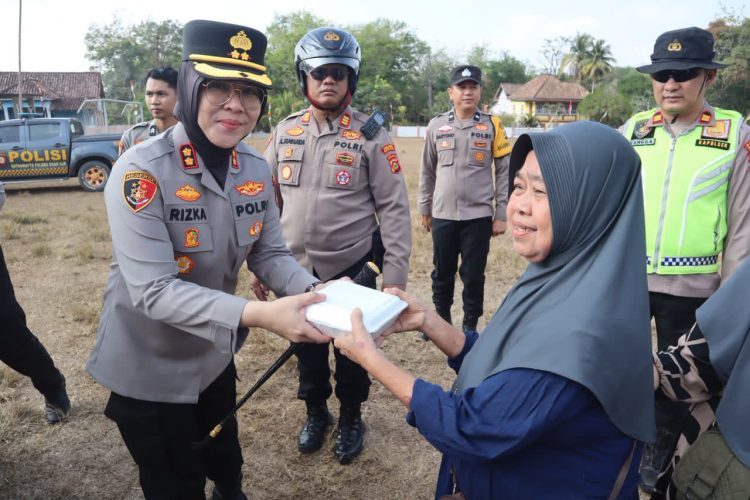 Kapolres Ogan Ilir bersama jajaran kembali melaksanakan kegiatan bakti sosial melalui program unggulan Mobil Senyum. Kegiatan berlangsung pada Jumat (7/8/2026) pukul 08.00 WIB di Desa Parit, Kecamatan Indralaya Utara, Kabupaten Ogan Ilir.