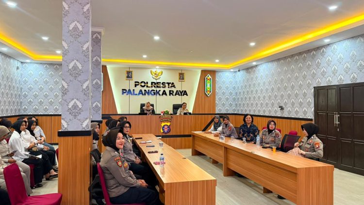 Kegiatan yang berlangsung di Aula Rupatama Polresta Palangka Raya tersebut menjadi sarana untuk memberikan pemahaman serta motivasi kepada Polwan dan ASN wanita dalam menghadapi tantangan tugas ke depan.