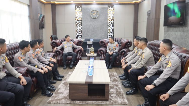 Kapolda Kalimantan Tengah (Kalteng) Irjen Pol Iwan Kurniawan menggelar silaturahmi bersama para Taruna Akademi Kepolisian tingkat IV bertempat di ruang kerjanya, Jumat (7/8/2026).