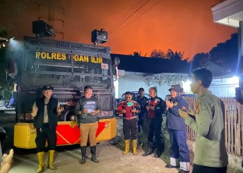Kapolres Ogan Ilir AKBP Rizka Aprianti, S.H., S.I.K., M.H., bersama Kabag Ops Polres Ogan Ilir AKP Suganda, S.H., M.H., turun langsung ke lokasi kebakaran hutan dan lahan (karhutla) di Desa Palemraya, Kecamatan Indralaya Utara, Kabupaten Ogan Ilir, Sumatera Selatan, Jumat (7/8/2026) malam