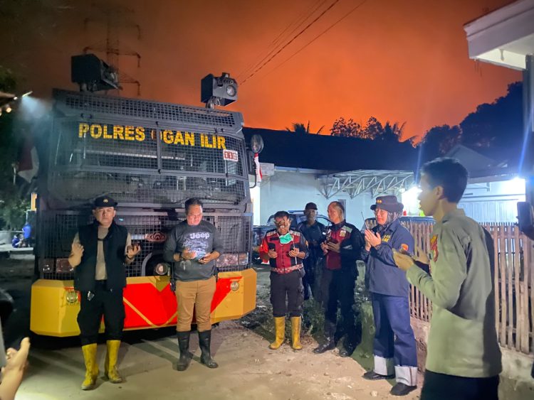 Kapolres Ogan Ilir AKBP Rizka Aprianti, S.H., S.I.K., M.H., bersama Kabag Ops Polres Ogan Ilir AKP Suganda, S.H., M.H., turun langsung ke lokasi kebakaran hutan dan lahan (karhutla) di Desa Palemraya, Kecamatan Indralaya Utara, Kabupaten Ogan Ilir, Sumatera Selatan, Jumat (7/8/2026) malam