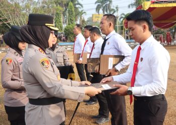 Kapolres Ogan Ilir AKBP Rizka Aprianti, S.H., S.I.K., M.H., memberikan penghargaan kepada sejumlah personel Polres Ogan Ilir yang berprestasi dan berhasil menunjukkan dedikasi serta kinerja dalam pelaksanaan tugas.
