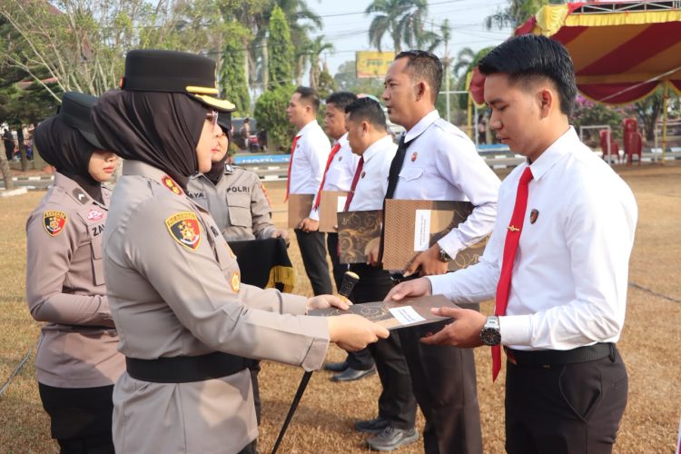 Kapolres Ogan Ilir AKBP Rizka Aprianti, S.H., S.I.K., M.H., memberikan penghargaan kepada sejumlah personel Polres Ogan Ilir yang berprestasi dan berhasil menunjukkan dedikasi serta kinerja dalam pelaksanaan tugas.