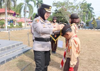 Kegiatan pembukaan dipimpin langsung oleh Kapolres Ogan Ilir AKBP Rizka Aprianti, S.H., S.I.K., M.H. selaku Pembina Upacara dan dihadiri oleh Kasat Binmas Polres Ogan Ilir AKP Asmun Zain, Pengurus Kwartir Cabang Ogan Ilir Bapak Agus Salim, S.Pd., KBO Sat Binmas IPTU Sopiyan, Kanit Polmas Sat Binmas IPDA Agustian, para Pamong Saka Bhayangkara Ogan Ilir, serta personel Sat Binmas Polres Ogan Ilir.