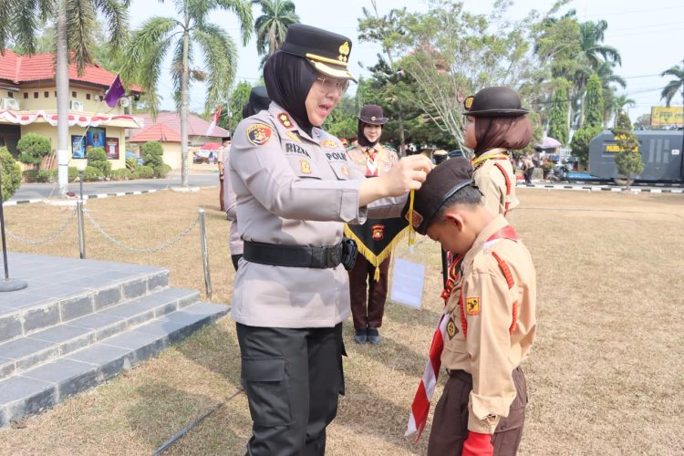 Kegiatan pembukaan dipimpin langsung oleh Kapolres Ogan Ilir AKBP Rizka Aprianti, S.H., S.I.K., M.H. selaku Pembina Upacara dan dihadiri oleh Kasat Binmas Polres Ogan Ilir AKP Asmun Zain, Pengurus Kwartir Cabang Ogan Ilir Bapak Agus Salim, S.Pd., KBO Sat Binmas IPTU Sopiyan, Kanit Polmas Sat Binmas IPDA Agustian, para Pamong Saka Bhayangkara Ogan Ilir, serta personel Sat Binmas Polres Ogan Ilir.