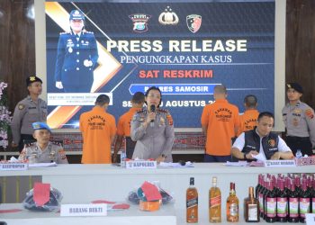 Press release dimulai sekitar pukul 10.00 WIB dan dipimpin langsung Kapolres Samosir AKBP Rina Sry Nirwana Tarigan, S.I.K., M.H. Kegiatan turut dihadiri jajaran Pejabat Utama (PJU) Polres Samosir serta insan pers.