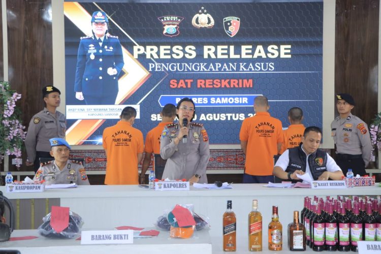 Press release dimulai sekitar pukul 10.00 WIB dan dipimpin langsung Kapolres Samosir AKBP Rina Sry Nirwana Tarigan, S.I.K., M.H. Kegiatan turut dihadiri jajaran Pejabat Utama (PJU) Polres Samosir serta insan pers.
