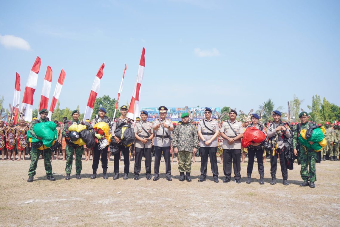 Perayaan Hari Ulang Tahun KODAM XXII/TAMBUN BUNGAI berlangsung meriah dengan berbagai rangkaian kegiatan, salah satunya peragaan terjun payung yang melibatkan penerjun dari Korps Brimob Polri dan Brigade Infanteri (Brigif) 18/Trisula, Senin (10/8/2026).