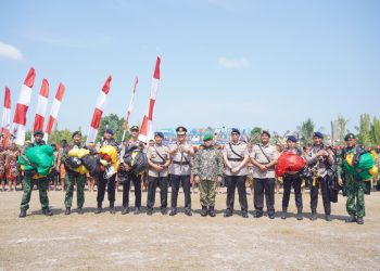 Perayaan Hari Ulang Tahun KODAM XXII/TAMBUN BUNGAI berlangsung meriah dengan berbagai rangkaian kegiatan, salah satunya peragaan terjun payung yang melibatkan penerjun dari Korps Brimob Polri dan Brigade Infanteri (Brigif) 18/Trisula, Senin (10/8/2026).