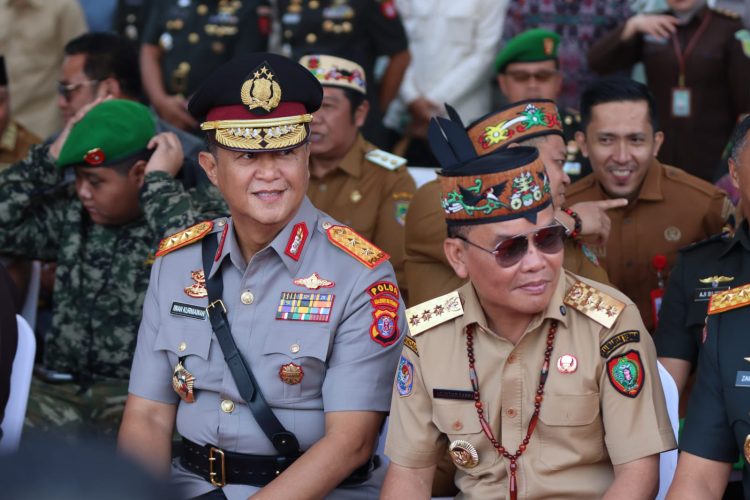 Kapolda Kalimantan Tengah Irjen Pol Kurniawan turut menghadiri upacara peringatan HUT ke-1 Kodam XXII/Tambun Bungai di Markas Besar Kodam XXII/Tambun Bungai, Senin (10/8).