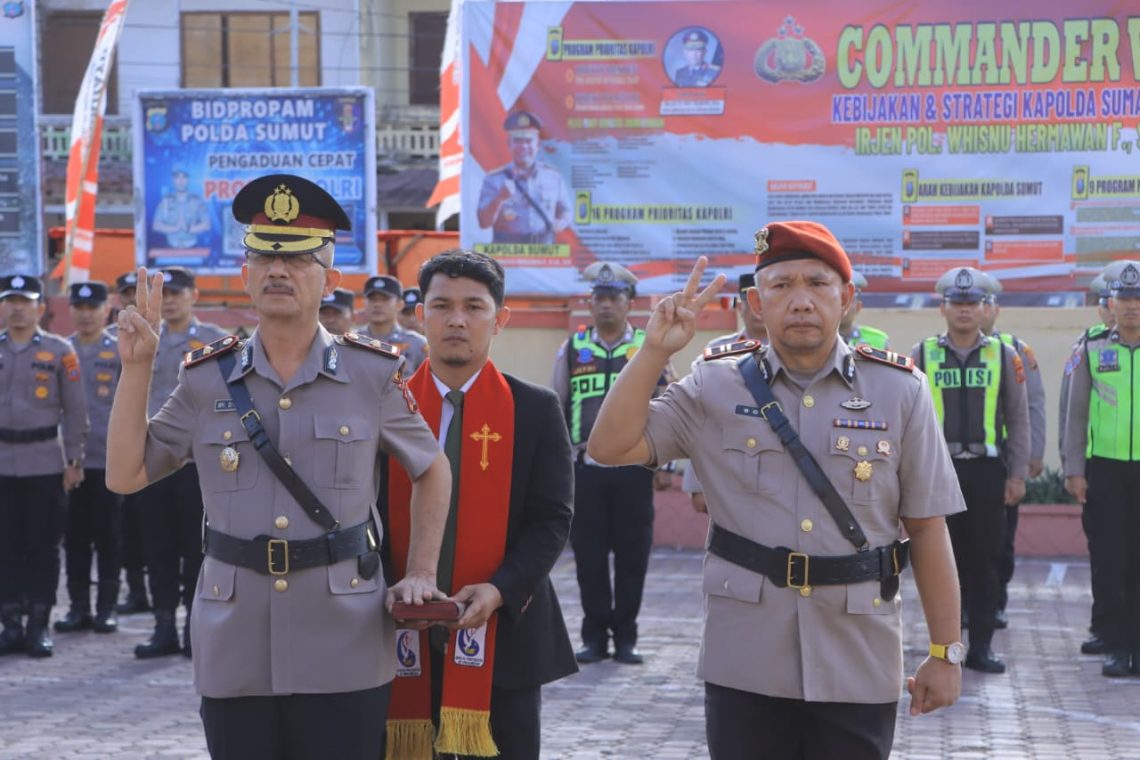 Kompol Manumpak Hatorangan Sitorus, S.H. yang dipercaya menjabat sebagai Wakapolres Samosir dan IPTU Boy Alexander Hutasoit, S.H. sebagai Kasat Resnarkoba Polres Samosir.