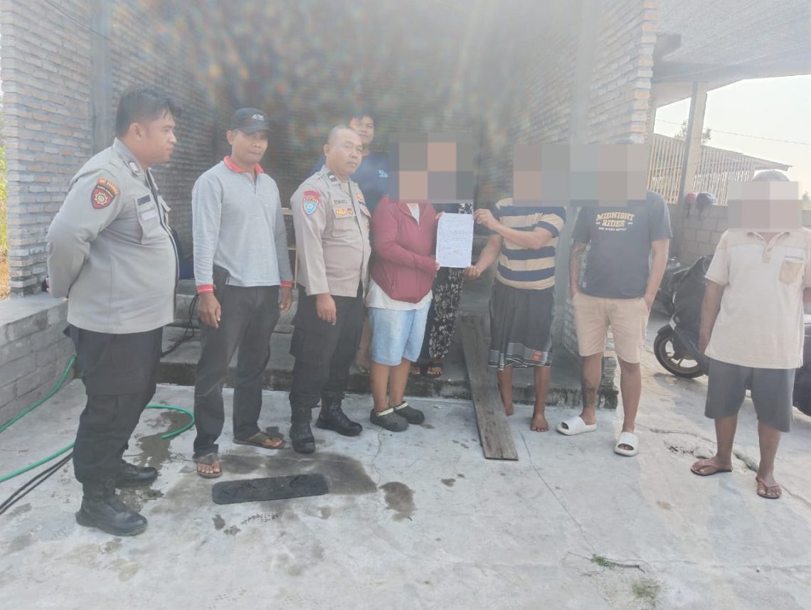 Personel Polsek Pahandut melalui piket SPKT Regu II melaksanakan mediasi perselisihan warga di Jalan Naga Sari XI, Kelurahan Bukit Tunggal, Kecamatan Jekan Raya.