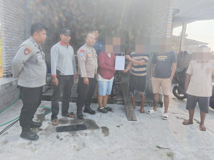 Personel Polsek Pahandut melalui piket SPKT Regu II melaksanakan mediasi perselisihan warga di Jalan Naga Sari XI, Kelurahan Bukit Tunggal, Kecamatan Jekan Raya.
