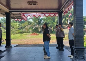Kapolsek Rakumpit Iptu Didik Suhardianto memberikan amanat kepada personel saat apel pagi di Mapolsek Rakumpit sebagai penguatan kesiapan dalam pelaksanaan tugas.